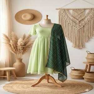 Robe en mousseline verte VASTRA COTTAGE avec dupatta numérique Leheriya, broderie ajourée, entièrement doublée, tenue de fête élégante - Product Image 3