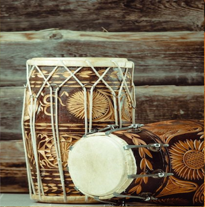 Tabla en bois foncé poli avec chevilles de réglage en laiton et bords noirs, disponible à prix de gros. - Product Image 6
