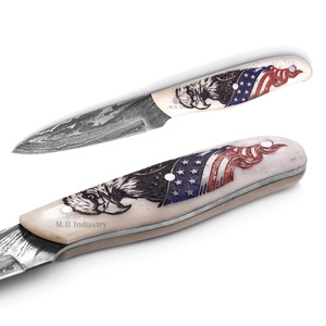 Cuchillo de Caza de Hoja Fija de Acero de Damasco OEM - Borde Recto con Grabado Láser - Mango de Hueso de Camello - Diseño de la Bandera de la Antigua Gloría con Águila - Product Image 2