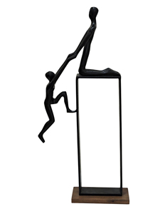 Estatua Moderna de Aluminio Negro con Figuras Escalando – Escultura Abstracta de Trabajo en Equipo con Base de Madera – Decoración Motivacional de Mano Ayudante - Product Image 4