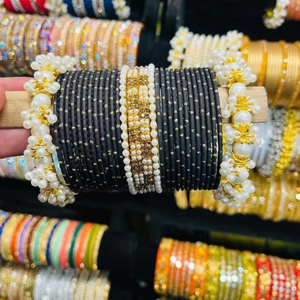 กำไลข้อมือโลหะผสมชุบสีดำสำหรับผู้หญิง ประดับด้วยดีไซน์ดอกไม้มุกเทียม กำไลเครื่องประดับงานแต่งงานแบบคลาสสิก - Product Image 6