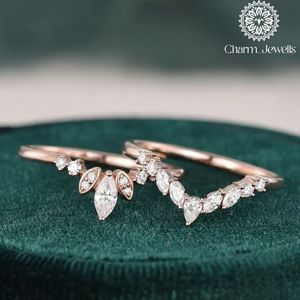 Bague de fiançailles pour femme Charm Jewells en moissanite taille émeraude, monture à griffes en or 18 carats, style classique, bande pavée - Product Image 6