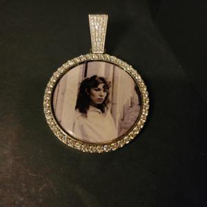 Collier pendentif halo personnalisé en moissanite avec photo, bijoux commémoratifs de luxe personnalisés, argent sterling 925, unisexe - Product Image 4