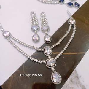 Elegante Juego de Joyería Nupcial Clásico con Diamantes de Imitación, Collar y Pendientes Colgantes Plateados para Boda y Fiesta - Product Image 1