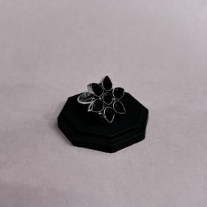 Anillos Clásicos de Piedras Preciosas con Forma de Flor y Racimo de Ónix Negro, Chapados en Plata 925 sobre Latón, Unisex, Regalo Glamuroso para Fiestas y Aniversarios - Product Image 2