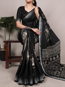 Magnifique sari indien à imprimé floral, texture riche avec des broderies Zari, pour les fêtes et les mariages, tenue élégante pour femmes. - Product Image 4