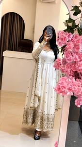 Ensemble de robe Anarkali longue pour femmes, style traditionnel indien et pakistanais, en soie froissée, imprimé numérique, avec dupatta brodé, idéal pour les mariages - Product Image 3
