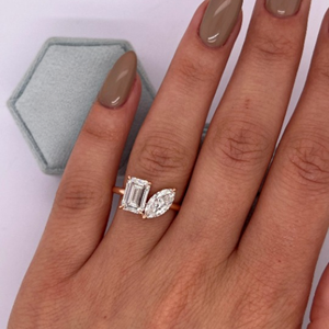 Bague en diamant certifiée IGI, diamant créé en laboratoire, bague de fiançailles en or blanc 18 carats, diamant taille marquise et émeraude. - Product Image 6