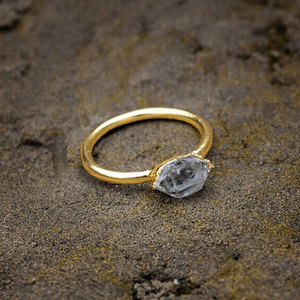 แหวนทองเหลืองประดับคริสตัลควอตซ์ดิบสำหรับผู้หญิง ดีไซน์หินหยาบสีทอง งานแฮนด์เมด สไตล์โบโฮ วินเทจ ของขวัญเครื่องประดับ - Product Image 3