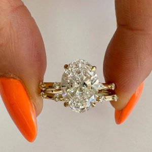 Ensemble de bague de fiançailles minimaliste avec diamant ovale de 3 carats cultivé en laboratoire et alliance assortie - Product Image 1