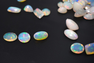 Lot de pierres précieuses d'opale éthiopienne naturelle Multi Fire, formes et tailles variées, facettées, pierres précieuses en vrac pour la création de bijoux - Product Image 3
