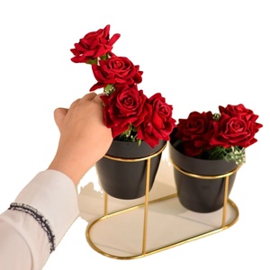 Vase à fleurs en métal fait à la main chic pièce décorative moderne parfaite pour centre de table et décoration intérieure - Product Image 1