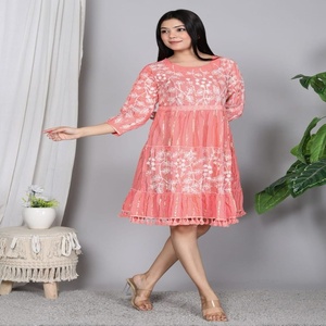 Kurti en coton pêche chic avec broderie florale délicate et design à volants pour un style féminin élégant, idéal pour les occasions de fête et de plage - Product Image 5