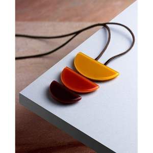 Collier en résine fait main minimaliste et élégant pour femmes, artisanat en bambou et en bois, bijoux - Product Image 4