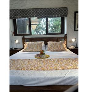 Cubrecama Decorativo de Alta Calidad en Blanco, Naranja y Amarillo para Hoteles y Apartamentos, Disponible a Precio de Exportación - Product Image 1