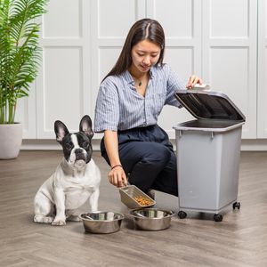 Contenitore Ermetico per Cibo per Cani con Ruote, Paletta da 2 Tazze, Capacità 30 Libbre, Contenitore per Alimenti per Animali Domestici con Paletta Integrata, Ciotole e Mangiatoie per Animali - Product Image 3