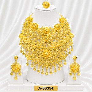 Ensemble de bijoux de mariée en alliage de cuivre plaqué or, collier, boucles d'oreilles, bague avec design perlé, bijoux classiques pour femmes - Product Image 6