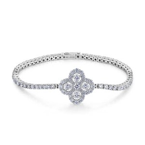Magnifique bracelet en or rose avec motif trèfle à quatre feuilles, serti de diamants de laboratoire taille brillant et pierres durables, idéal pour les mariages. - Product Image 1