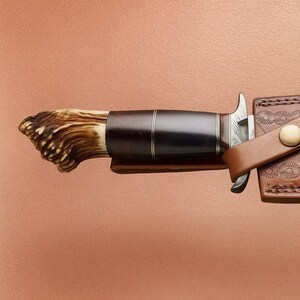 Cuchillo de caza de acero de Damasco de grado industrial con punta de clip y hoja recta, mango de madera, para uso en exteriores - Product Image 3