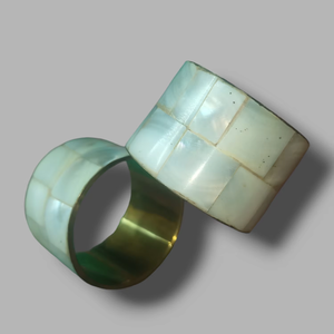 Anneau de serviette en laiton fait main avec incrustation de nacre, article tendance pour la décoration de table de mariage et de restaurants - Product Image 1