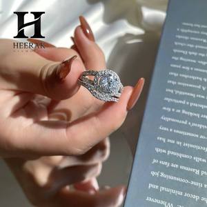 Ensemble de mariage en or 14 carats avec halo de diamants - Bague de fiançailles élégante à tige fendue et alliance assortie - Product Image 2