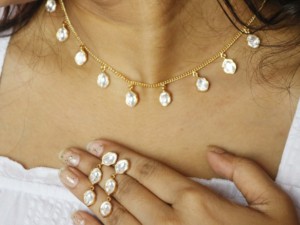 Ensemble de boucles d'oreilles pendantes et collier plaqué or 18 carats pour femmes - Collier en laiton fait main pour femme - Product Image 4