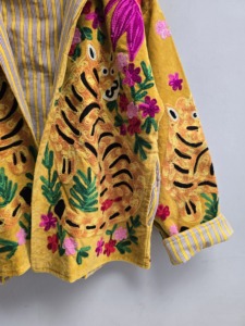 เสื้อแจ็คเก็ตกำมะหยี่สีเหลืองทองทำมือสำหรับผู้หญิง ลายปักเสือและพฤกษศาสตร์ สไตล์ชาติพันธุ์โบฮีเมียน เสื้อคลุมตัวนอก ขายส่ง ผู้ส่งออก B2 - Product Image 4
