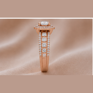 Anillo de Compromiso con Diamante de Laboratorio en Oro Rosa, Doble Halo Redondo en el Centro y Banda con Corte Princesa, Joyería Fina OEM ODM - Product Image 2