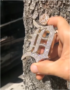 Pendentif et breloque hip-hop haut de gamme personnalisés en moissanite 925 massif, style VVS glacé avec chaîne à maillons - Product Image 1