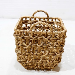 Panier de rangement carré en jacinthe d'eau tressée écologique avec poignée pour l'organisation de la lessive et des vêtements de bébé à la maison - Product Image 1