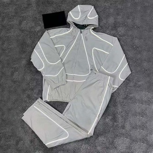 Conjunto Deportivo Personalizado de 2 Piezas, Chaqueta Cortavientos Reflectante 3M, Sudadera con Capucha y Pantalones Deportivos de Nailon - Product Image 1
