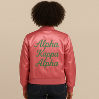 Blouson Bomber Rose en Satin Personnalisé pour Femme – Tendance Actuelle avec Broderie Lettres Grecques de Sororité – Veste Universitaire en Soie Satinée