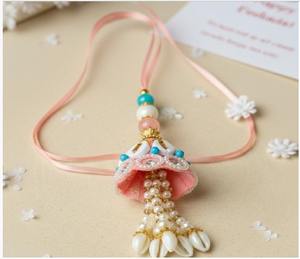 Campana de Flores Turquesas: Enfocada en los tonos azules y la campana de inspiración floral - Product Image 2