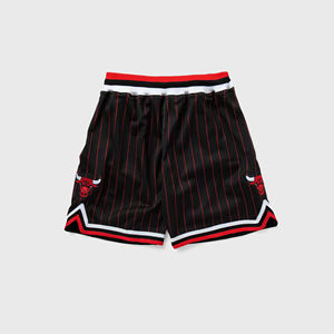 Pantalones cortos modernos de malla con cintura elástica y textura arengada, que brindan una sensación fresca y cómoda y un estilo deportivo urbano sin esfuerzo. - Product Image 6