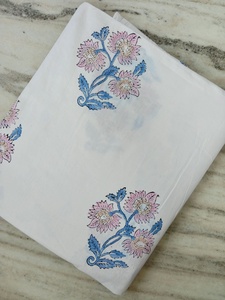 Tela de punto de algodón suave con estampado floral, tela india estampada a mano con patrones florales vibrantes en rosa y azul. - Product Image 4