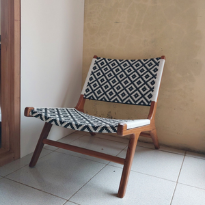 Silla de madera de teca de calidad, duradera, ideal para relajarse en la terraza de la casa o en un café al aire libre. - Product Image 1