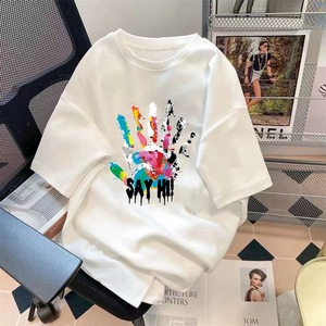 Camiseta Negra de Manga Corta para Hombre con Estampado Colorido de Huellas y Frase 'Say Hi', Cuello Redondo, Estilo Casual, Corte Regular, en Algodón - Product Image 5