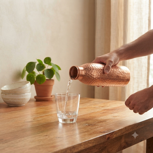 Bouteille d'eau en cuivre martelé artisanal 1 litre, bouteille à boire en cuivre pur, anti-fuite, bouteille de stockage d'eau ayurvédique, maison, bureau - Product Image 3