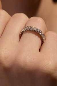 Bague éternelle ovale en diamant de laboratoire 4 carats en or massif 14 carats - Product Image 4