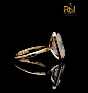 Bague solitaire en or massif avec diamant de laboratoire taille radiant 2 carats, sertie clos, pour fiançailles, bijoux fins modernes |   Bagues en diamant en gros - Product Image 5
