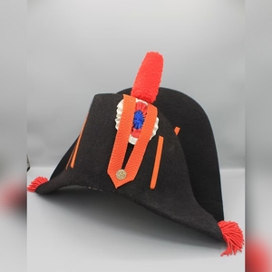 Bicorne de oficial de granadero napoleónico francés con cuerpo de lana negra, ribete naranja y coquilla tricolor. - Product Image 1
