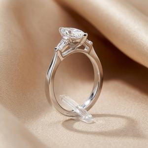 Anillo de Tres Piedras de Moissanita con Corte Marquise de 2 Quilates, Diseño Moderno, Plata 925 con Baño de Rodio, Regalo Sorpresa de Boda para Enamorados - Product Image 2