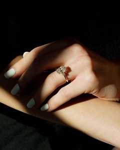 แหวนหมั้นมอยส์ซาไนต์ทรงรี 3.03 กะรัต สามเม็ด, แหวนทรงรี, รูปทรงรียาว, แหวนหมั้นมอยส์ซาไนต์ - Product Image 3