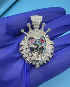 Pendentif Tête de Lion Couronne en Argent Sterling Plaqué Rhodium Moissanite Sertie Style Hip Hop Thème Animal Bijoux pour Homme Monture Griffe - Product Image 1