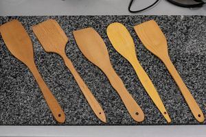 Ensemble d'ustensiles en bois faits à la main avec cuillère ajourée, louche à soupe et cuillère à glace pour la cuisine domestique - Product Image 4