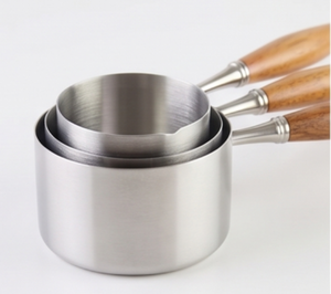 Tasses à mesurer en acier inoxydable de qualité supérieure avec poignée en bois, parfaites pour la cuisine et la pâtisserie. - Product Image 1