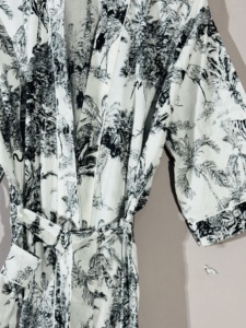 Kimono de algodón con estampado Floral blanco y negro para mujer, albornoz ligero hecho a mano con cinturón - Product Image 3
