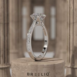 Anillo de Compromiso de Moissanita Redonda de 8 mm, Piedra Central de 2.00 Quilates, Anillo de Plata Chapado en Oro de 14K con Banda Pavé, Joyería Nupcial para Mujer - Product Image 5