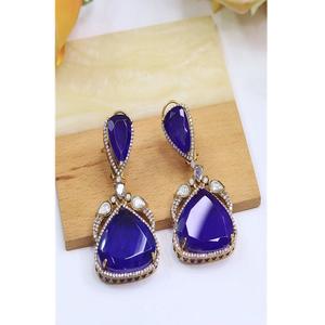 Hermosos pendientes de alta calidad con acabado dorado y piedras de aspecto tradicional para mujer, para la colección de ropa de boda. - Product Image 1