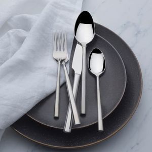 Ensemble de couverts en métal élégant conçu pour les tables à manger modernes, idéal pour la présentation de table dans les cuisines et restaurants de luxe. - Product Image 2